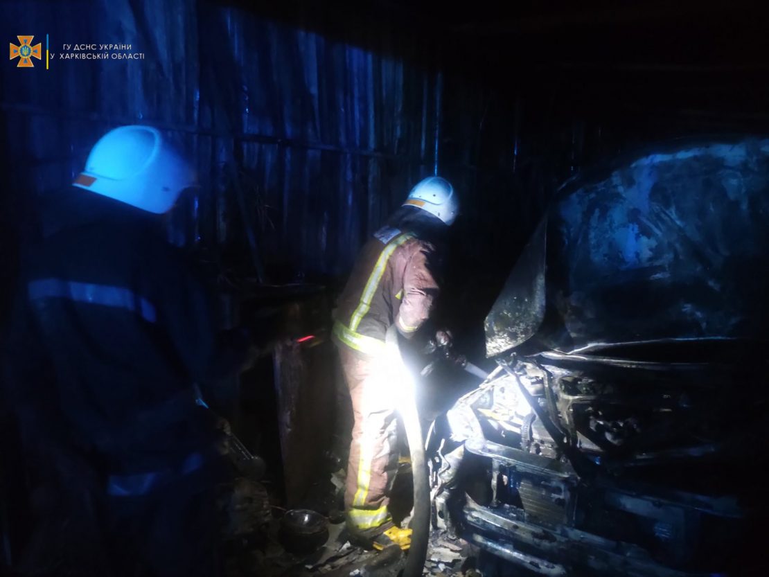 Пожар на Харьковщине: В Купянске горел гараж с авто внутри