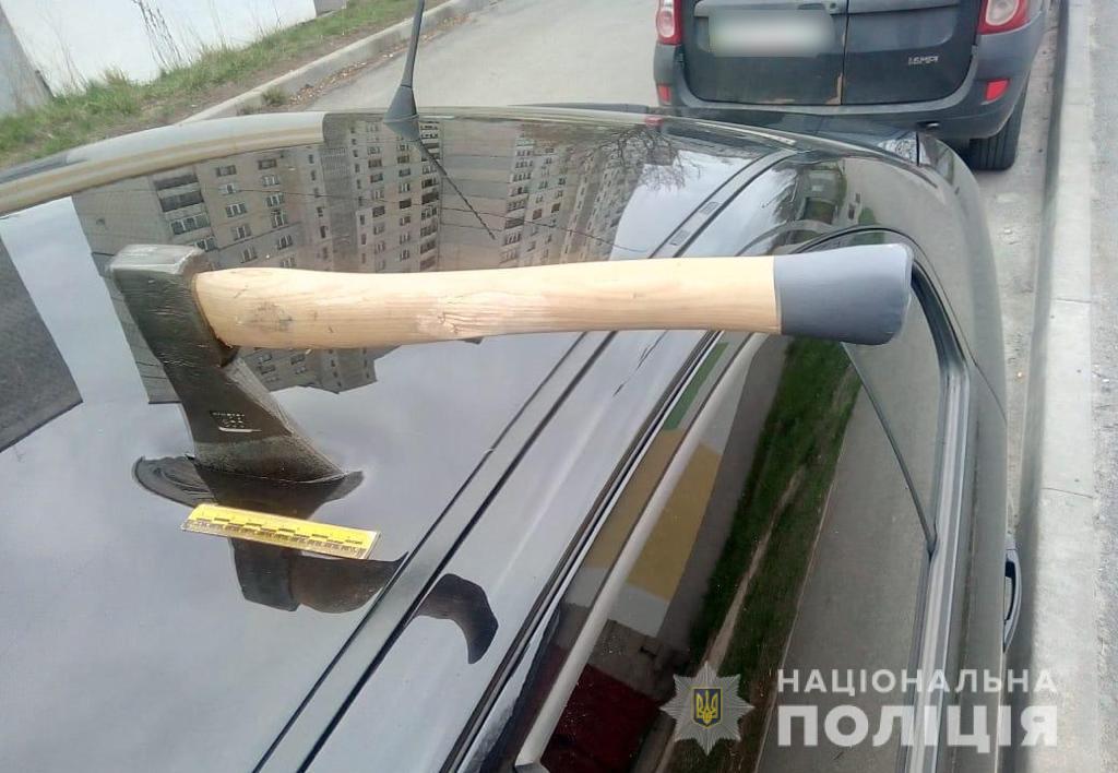 В Харькове бандиты воткнули топор в авто полицейского