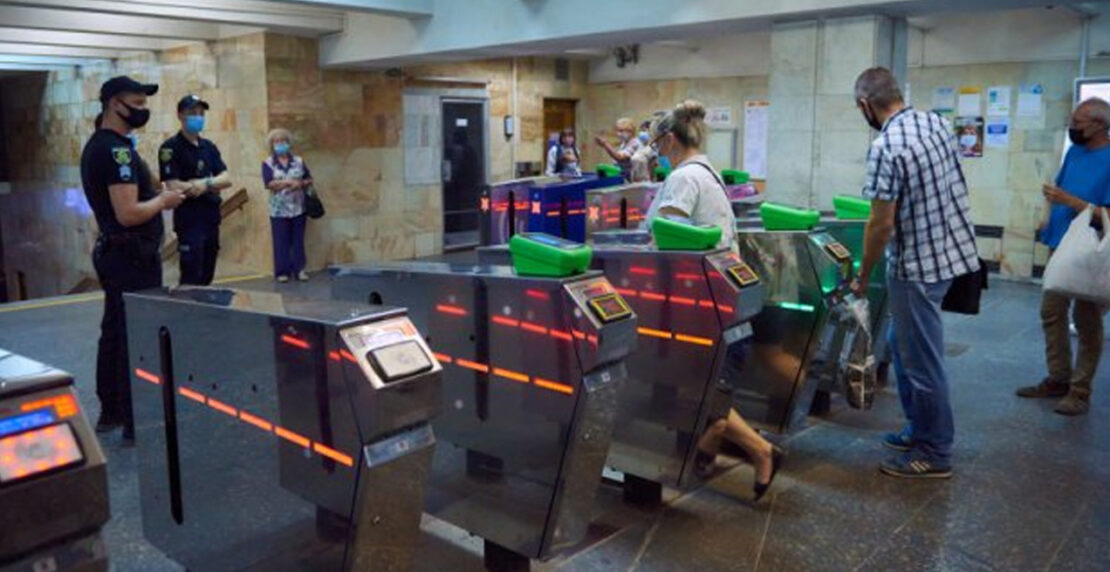 В харьковском метро останавливают пассажиров без масок
