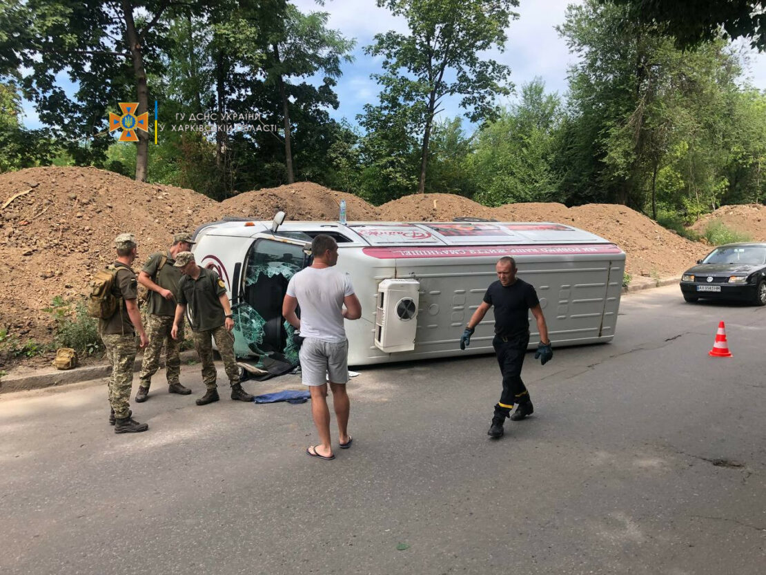 ДТП в Харькове: На Московском проспекте перевернулся микроавтобус