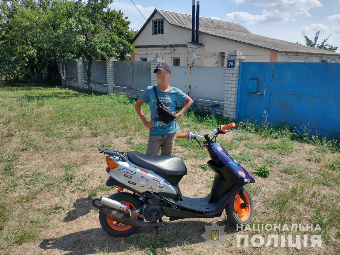 На Харьковщине в Краснограде подросток угнал мопед