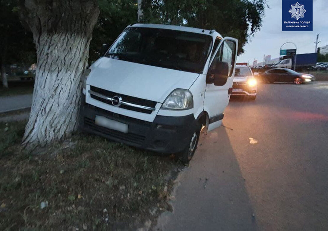 ДТП в Харькове: Микроавтобус без водителя въехал в дерево