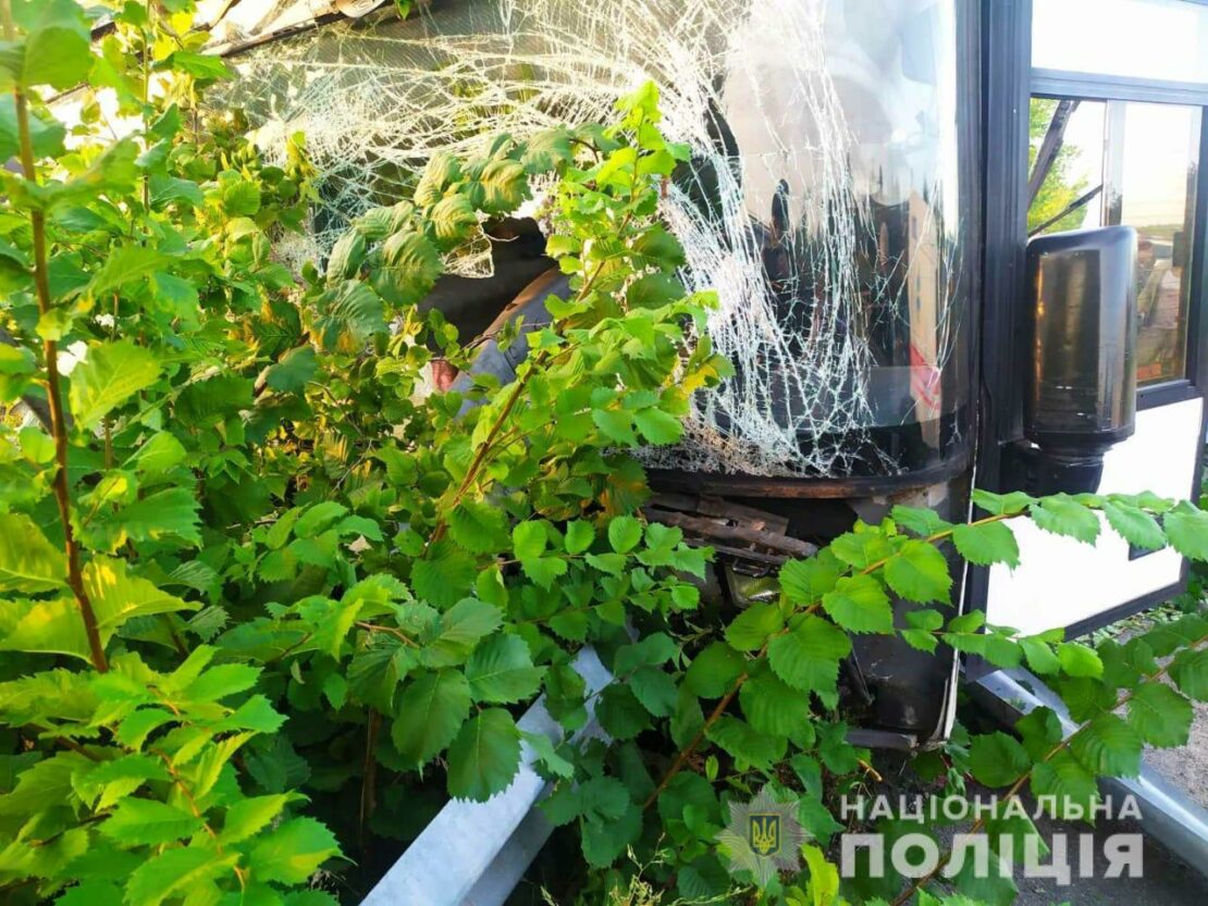 ДТП на Харьковщине: Автобус с пассажирами въехал в отбойник