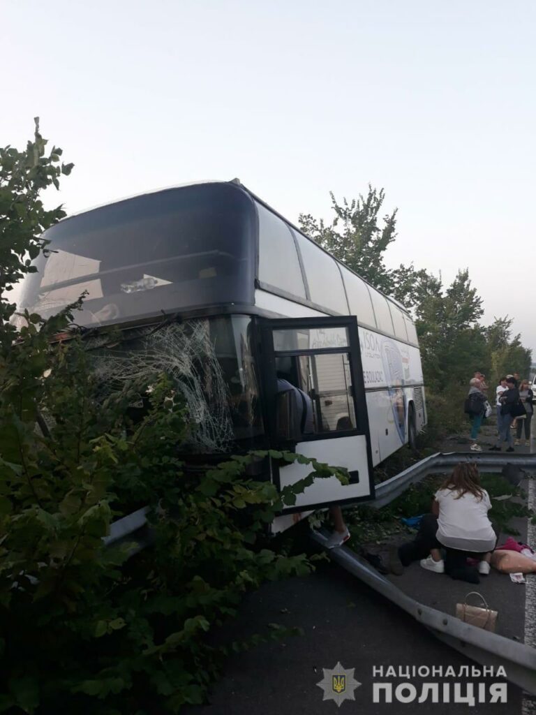 ДТП на Харьковщине: Автобус с пассажирами въехал в отбойник