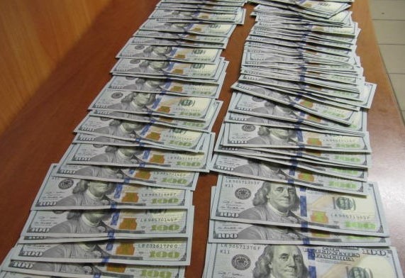Таможня Харьков: На Гоптовке у украинца изъяли доллары