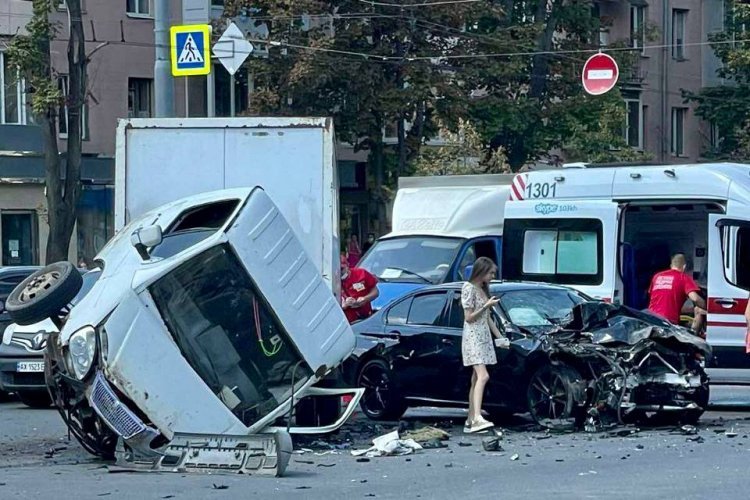 ДТП в Харькове: На проспекте Науки BMW влетела в ГАЗель 