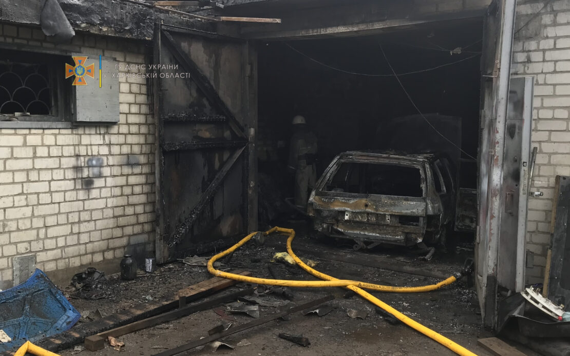 Пожар в Харькове: В Слободской районе сгорел гараж с автомобилем