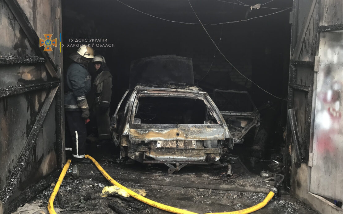Пожар в Харькове: В Слободской районе сгорел гараж с автомобилем
