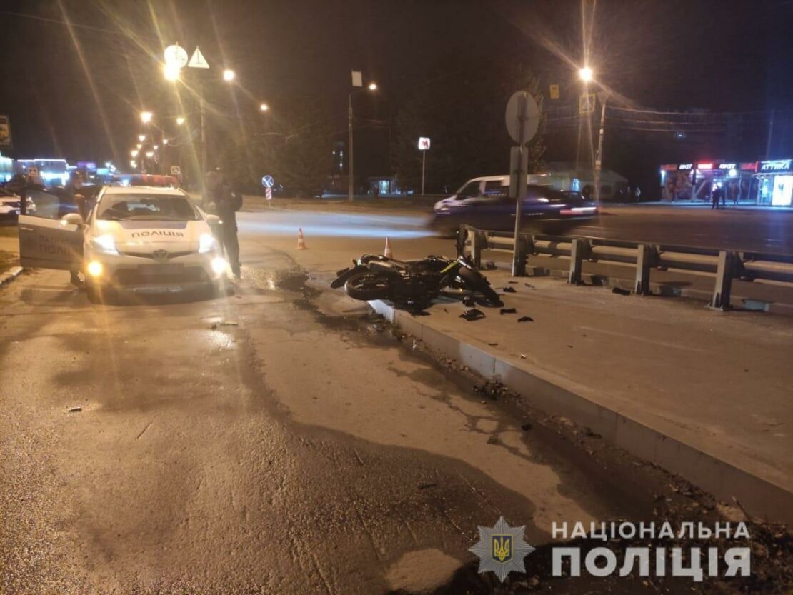 В Харькове мотоциклист разбился о бордюр на улице Плехановской
