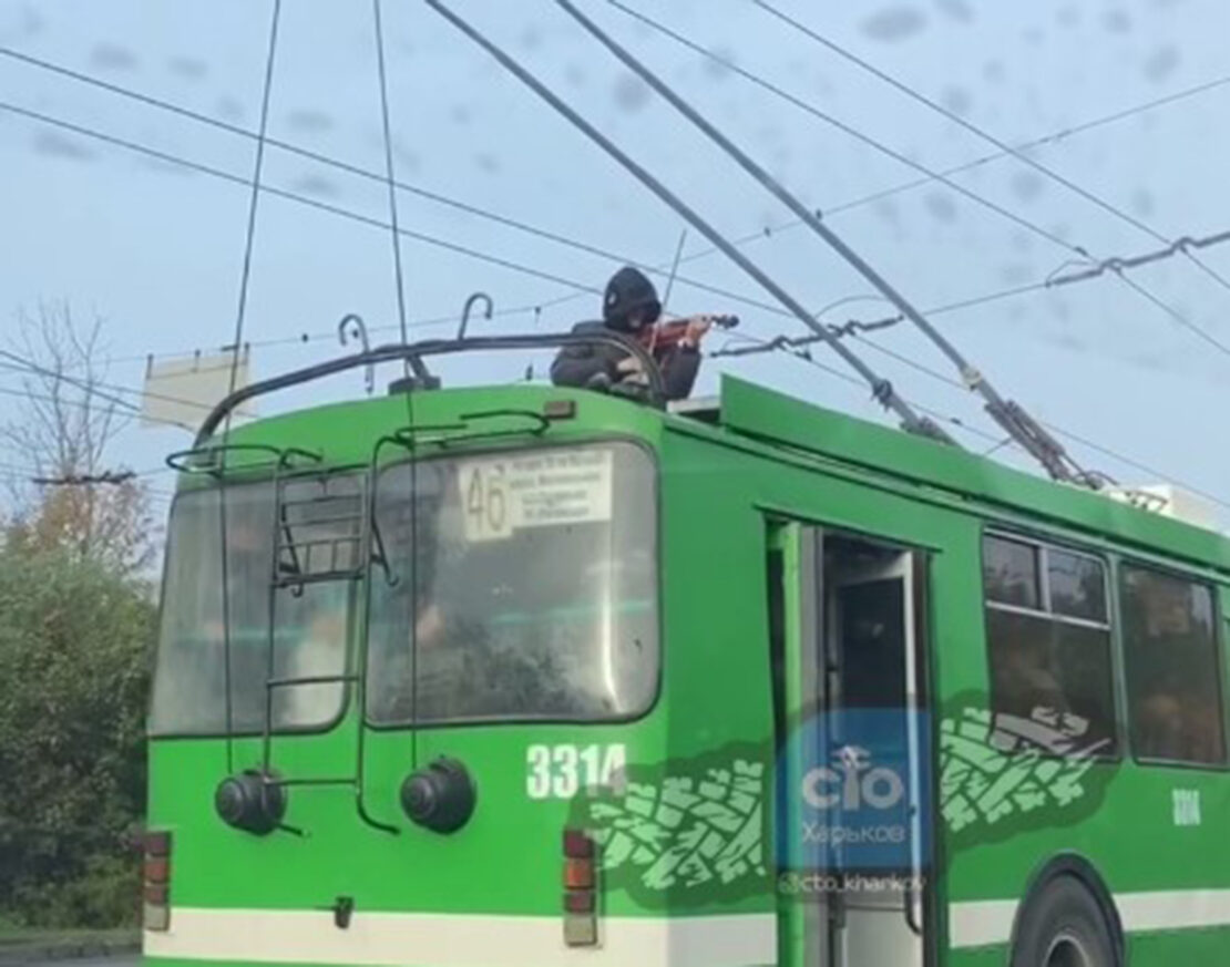 Скрипач на крыше троллейбуса в Харькове: полиция открыла дело