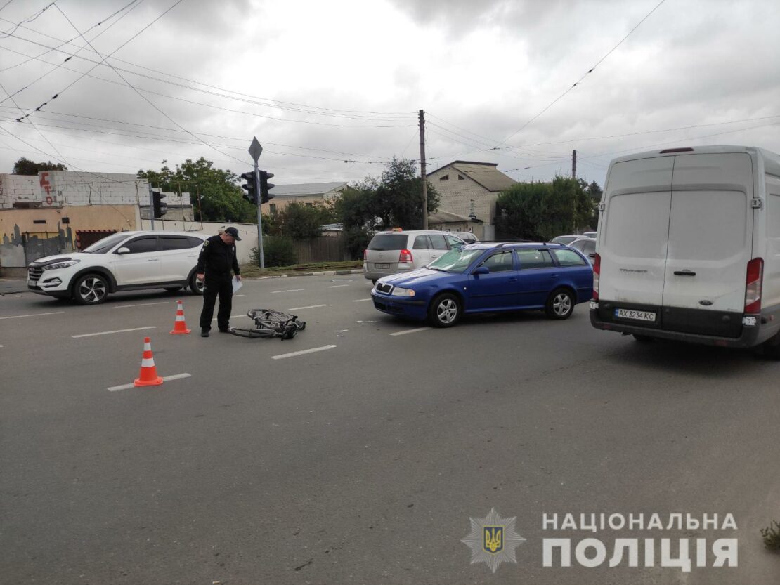 ДТП в Харькове: Велосипедиста сбила Skoda Octavia на перекрестке улиц Матюшенко и Челюскинцев