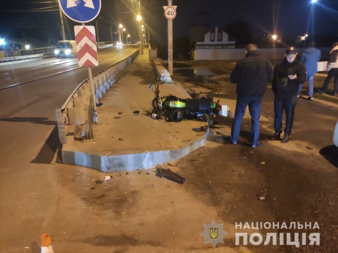 В Харькове мотоциклист разбился о бордюр на улице Плехановской