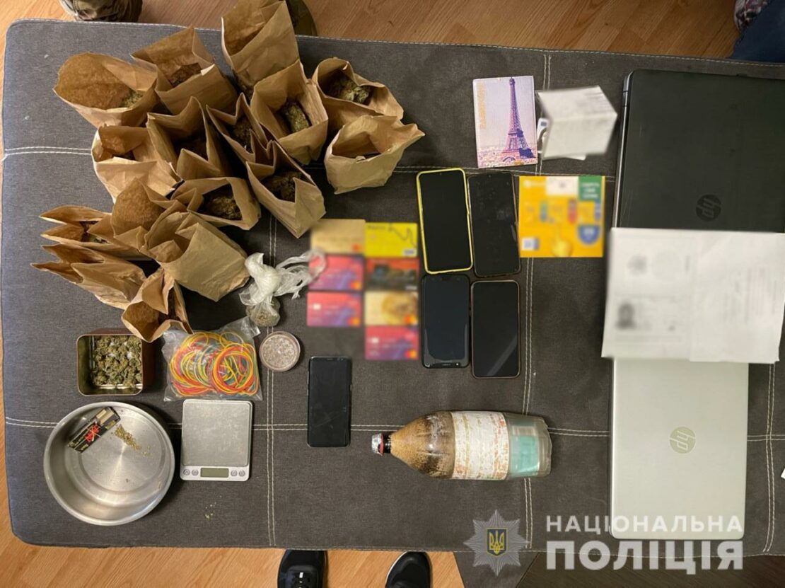 В Харькове нигериец продавал наркотик - шишки конопли. Наркотики Харьков