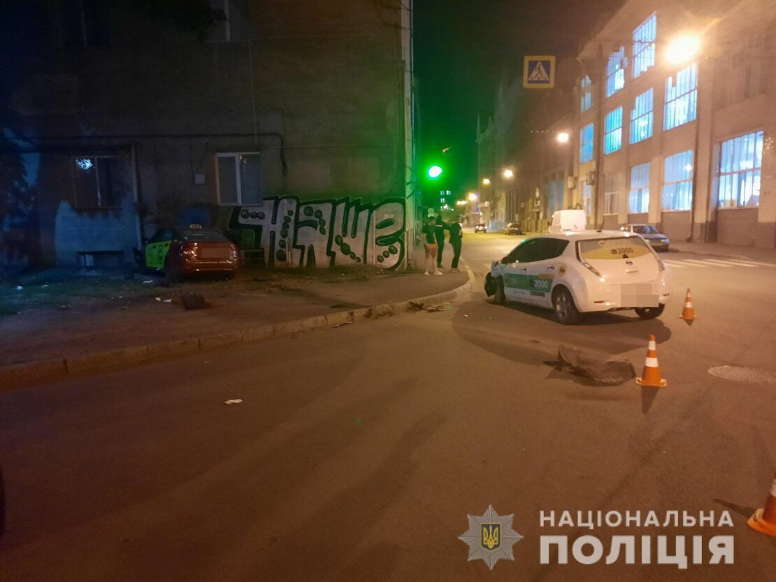ДТП в Харькове: Столкнулись такси, пострадали ребенок и женщина