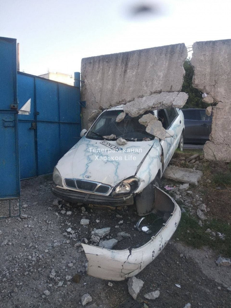ДТП в Харькове: Ланос врезался в бетонный забор на Большой Панасовской