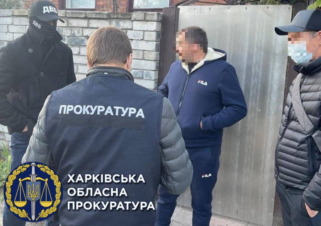 Двое полицейских требовали взятку у мужчины на автостанции в Харькове