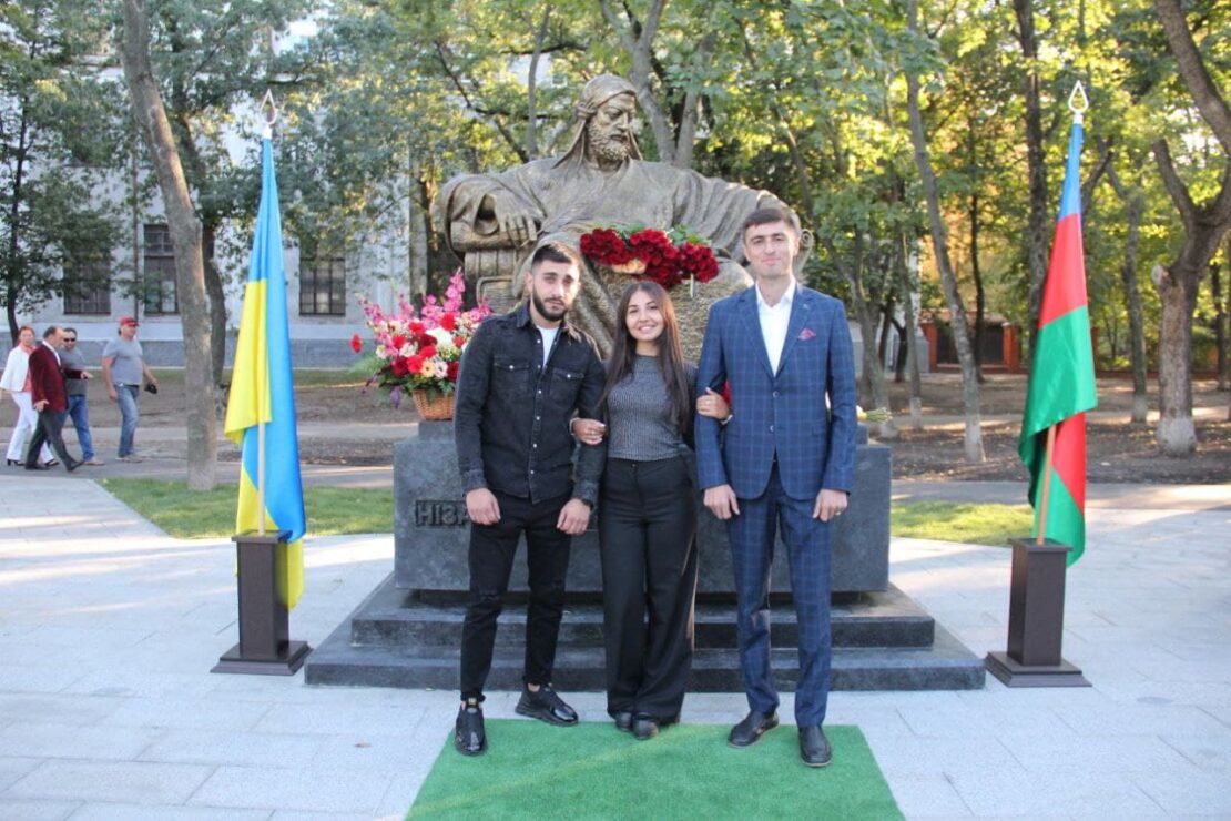 Памятник Низами Гянджеви: мнения студентов Харькова