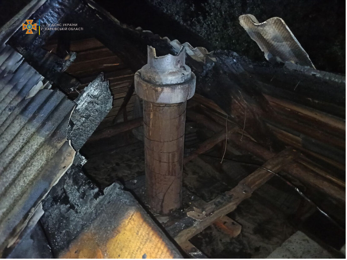 Пожар на Харьковщине: в селе Петропавловка загорелась крыша дома из-за печки