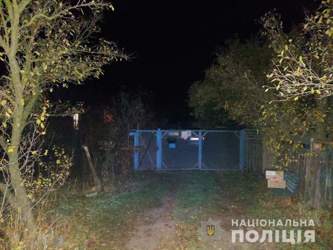 Убийство на Харьковщине: Мужчина зарезал женщину на даче в селе Юрченково