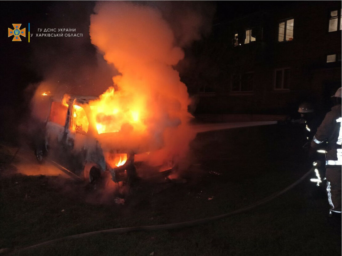 Пожар на Харьковщине: В Мерефе сгорел микроавтобус на улице Конституции