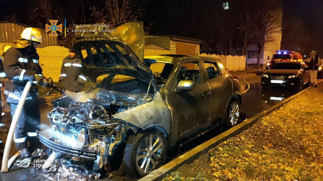 Пожар Харьков: Автомобиль Nissan Juke загорелся возле дома на улице Полевая