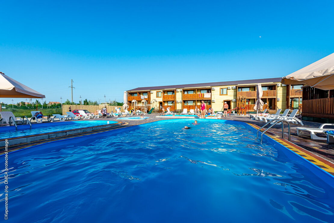 ТОП-11 отелей и баз для комфортного отдыха с бассейном в Кирилловке