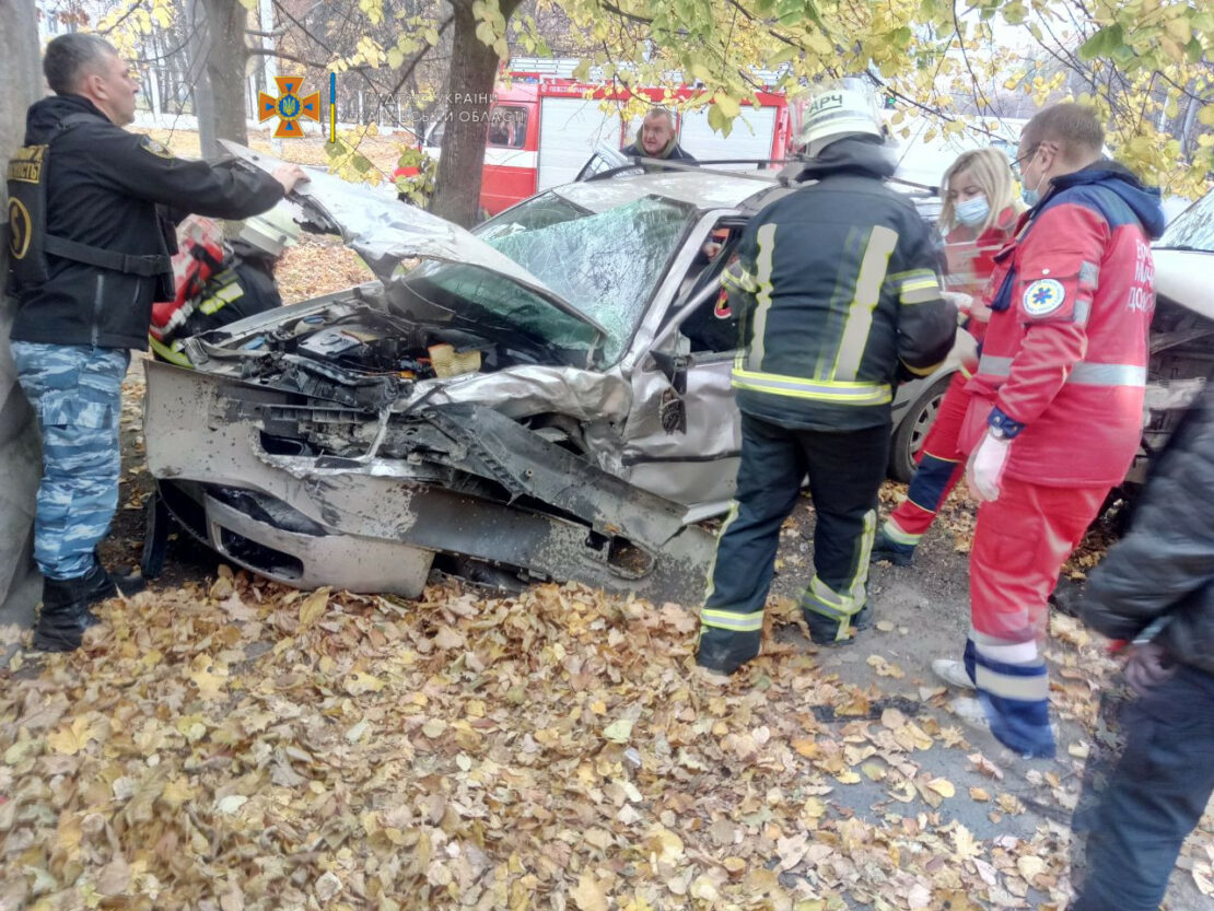 ДТП на Новых домах: водителя деблокировали из машины спасатели