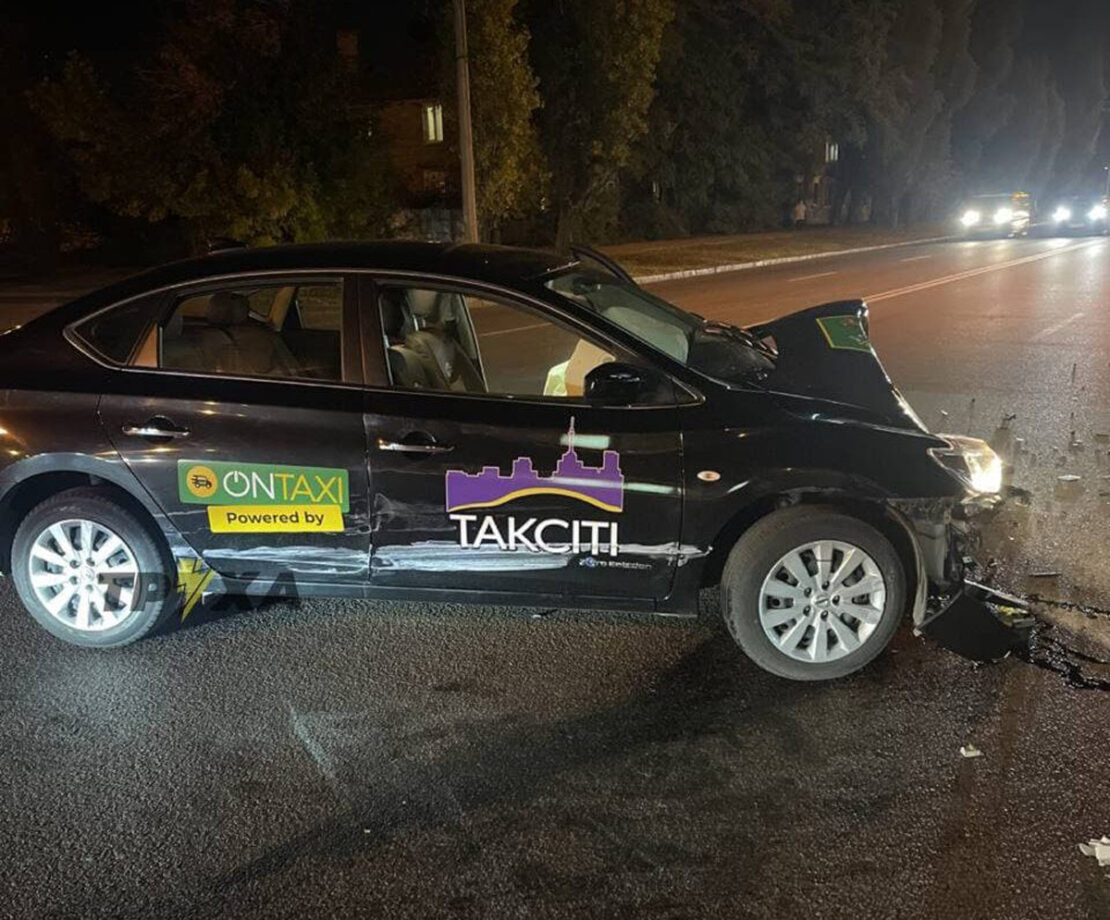 Тройное ДТП в Харькове: На улице Клочковской столкнулись два автомобиля такси и Toyota 