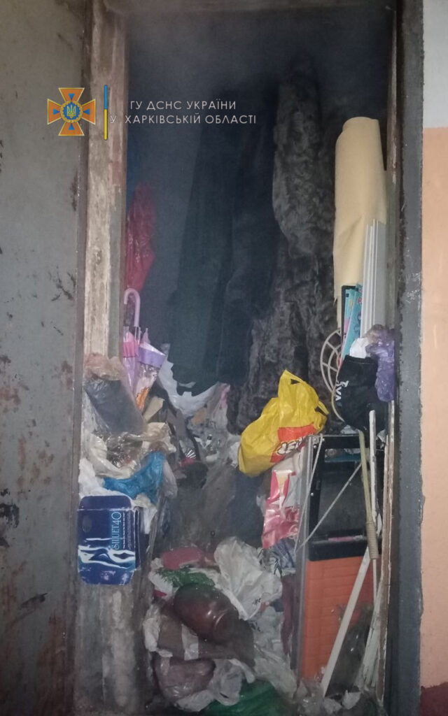 Пожар на Отакара Яроша: в захламленной квартире спасли пенсионерку