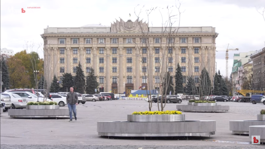 Площадь Свободы в Харькове "засадили" огромными вазонами