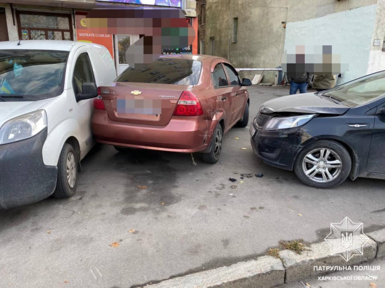 ДТП в Харькове: В районе Южного вокзала на улице Евгения Котляра столкнулись автомобили Subaru, КІА и Chevrolet.