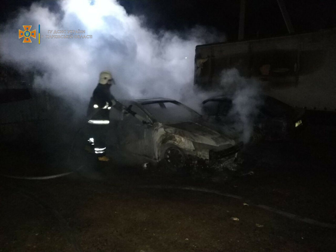 Пожар под Харьковом: Автомобили сгорели в Люботине и Дергачах