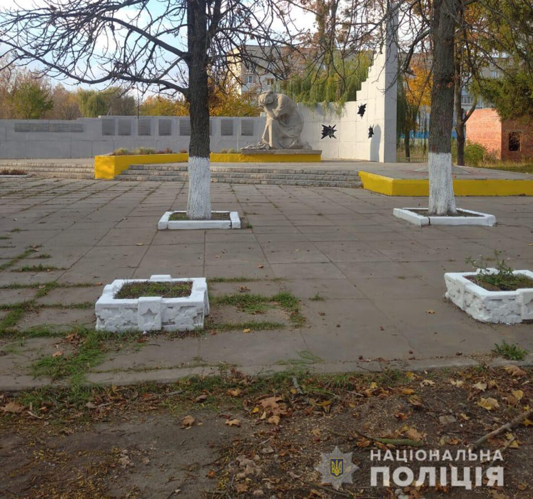 Происшествия Харьковщины: Вандалы разгромили памятник погибшим во Второй мировой войне в Дергачах