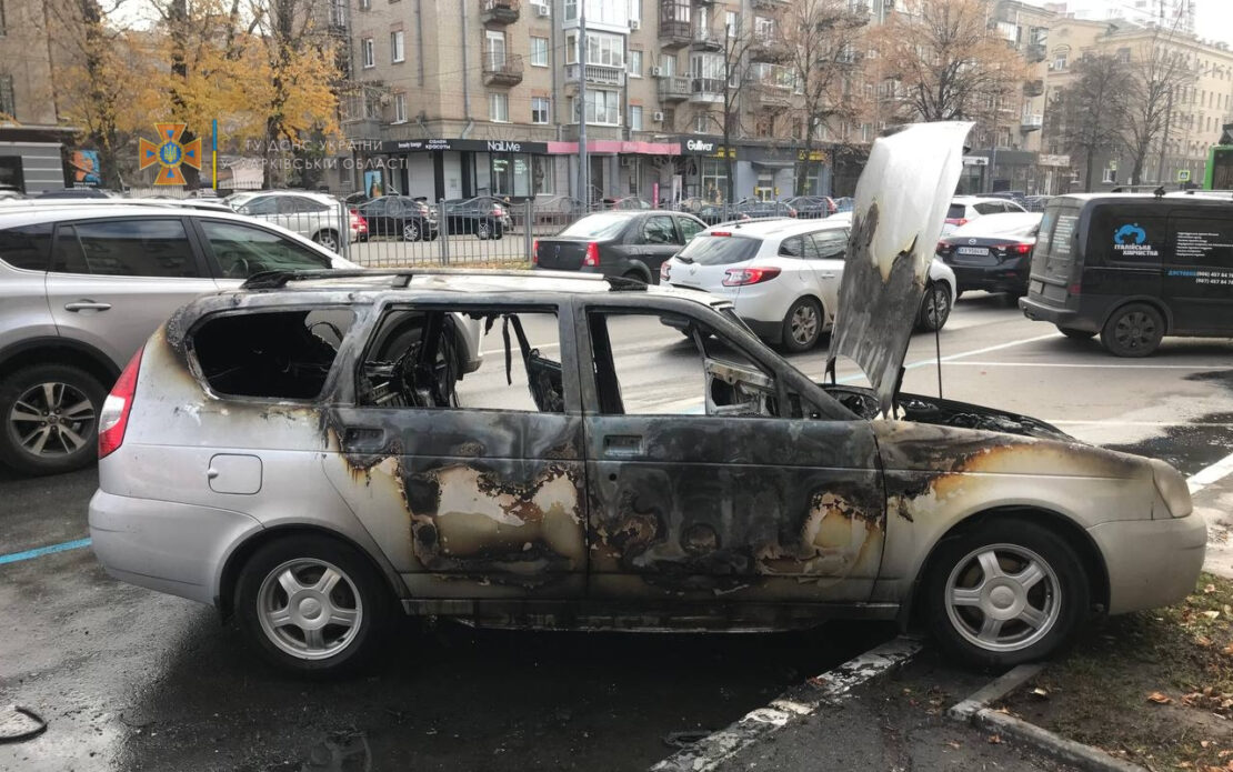 Пожар в автомобиле ВАЗ на проспекте Науки - новости Харьков