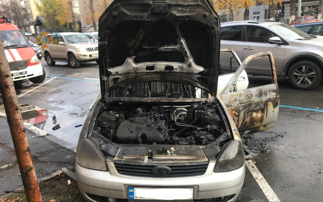 Пожар в автомобиле ВАЗ на проспекте Науки - новости Харьков