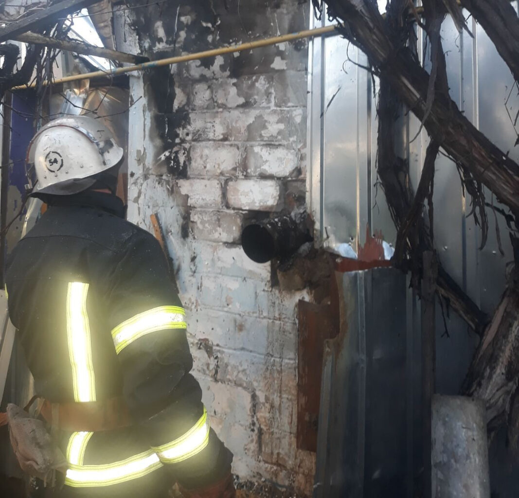Пожар на Харьковщине: Жилой дом горел в поселке городского типа Шевченково