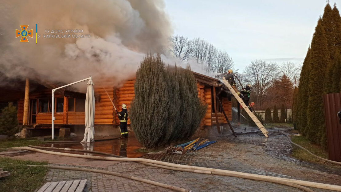 Пожар под Харьковом: Баня загорелась в городе Южном - огонь тушили 5 подразделений спасателей