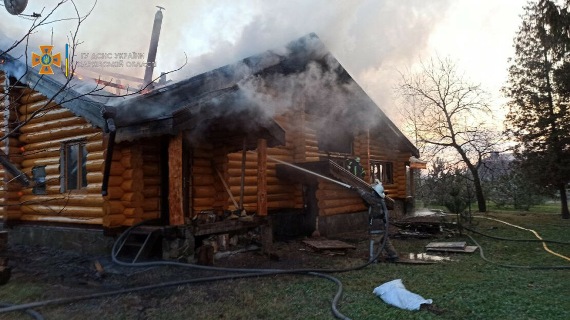 Пожар под Харьковом: Баня загорелась в городе Южном - огонь тушили 5 подразделений спасателей