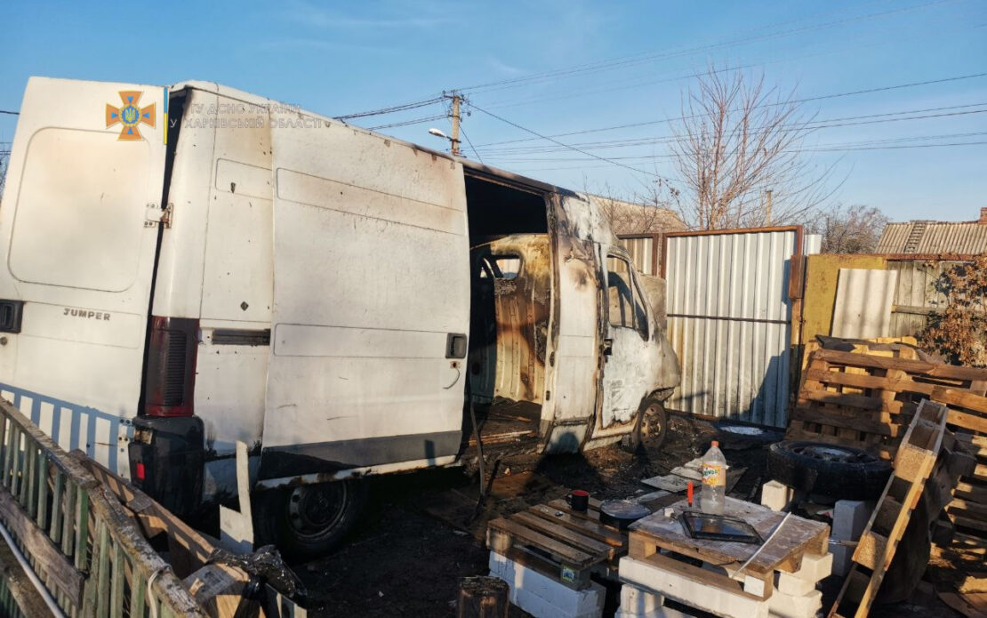 Пожар на Харьковщине: Микроавтобус Citroen Jumper сгорел в поселке Покотиловка