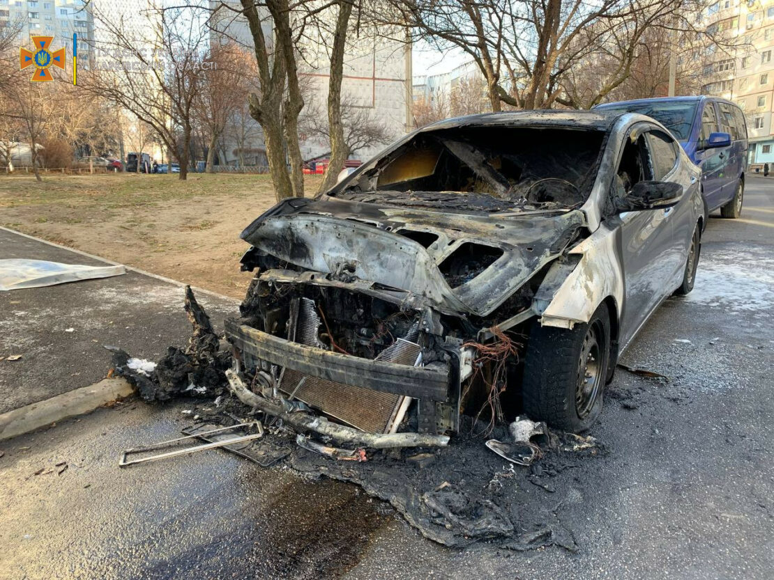 Пожар Харьков: На улице Леся Сердюка сгорел автомобиль Hyundai Elantra