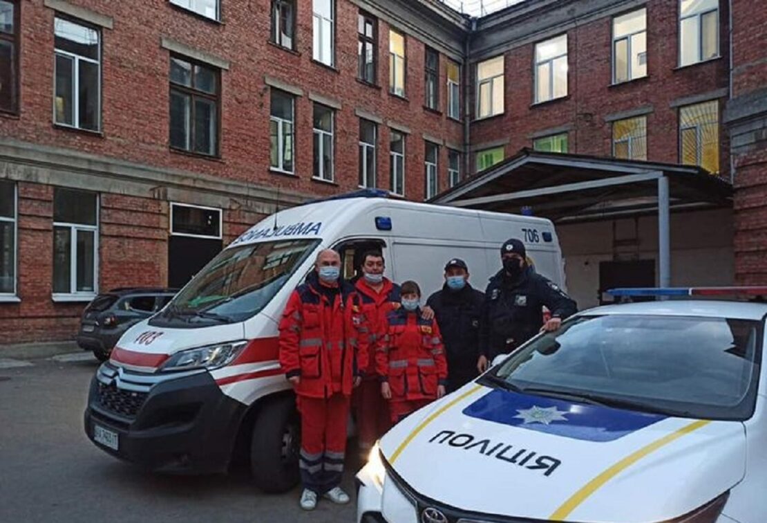 В Харькове мужчина потерял сознание на остановке на Московском проспекте — спасли патрульные и скорая 