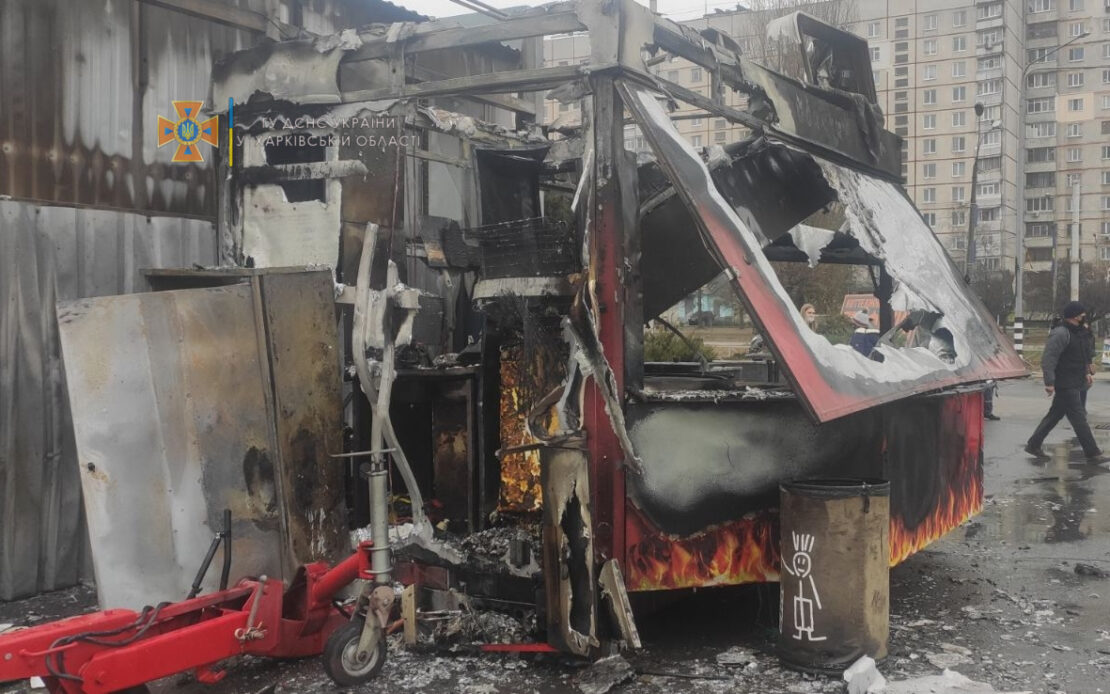Пожар Харьков: Взрыв в киоске фаст-фуда возле ТРЦ "Караван"