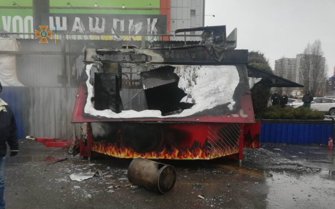 Пожар Харьков: Взрыв в киоске фаст-фуда возле ТРЦ "Караван"