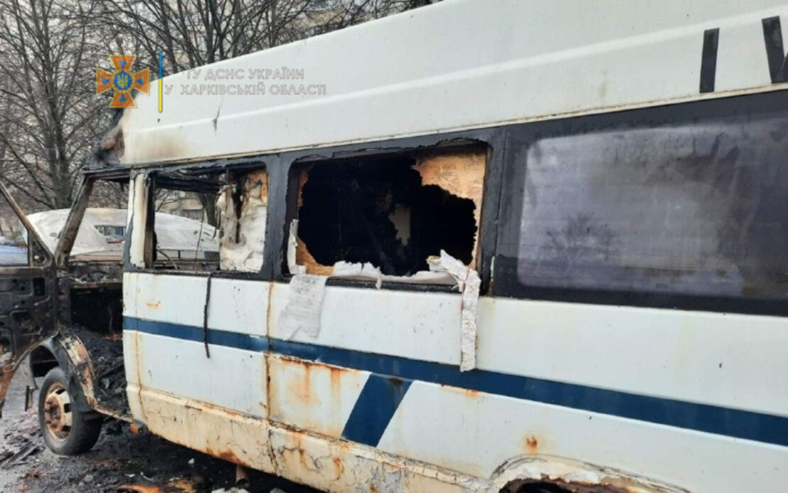 В Харькове на Алексеевке сгорел микроавтобус IVECO Daily