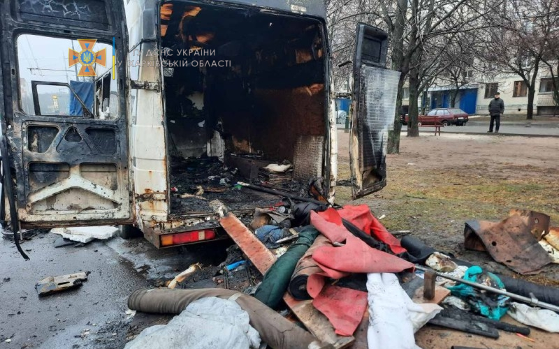 В Харькове на Алексеевке сгорел микроавтобус IVECO Daily