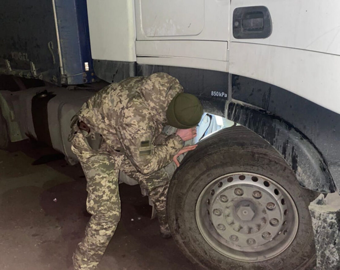 Новости Харьков: Два грузовика не пустили в Украину из-за уничтоженных номеров шасси