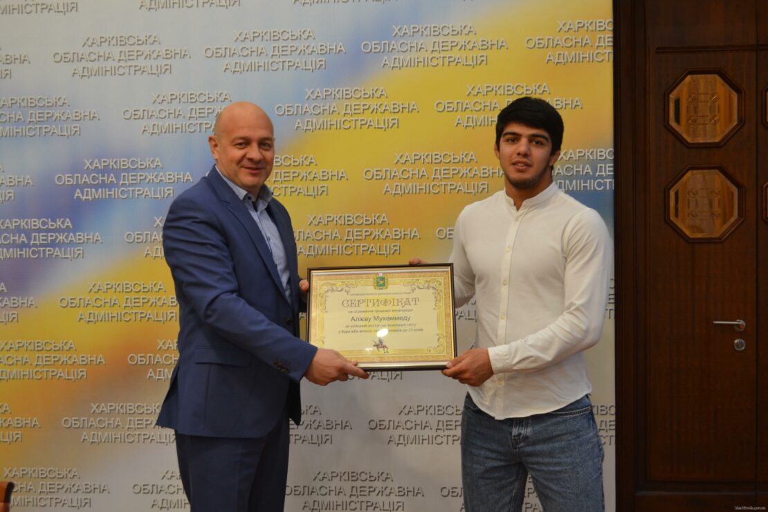 Спорт Харьков: Мухаммед Алиев и его тренер получили сертификаты на областную стипендию