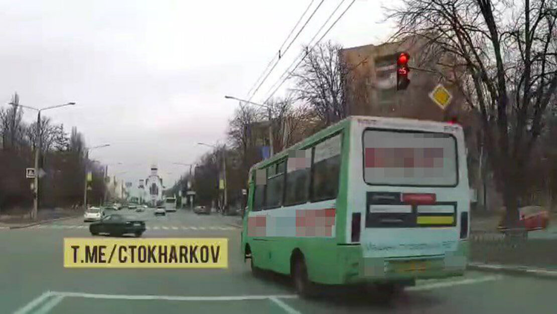 Водитель маршрутки в Харькове проехал на "красный" - видео