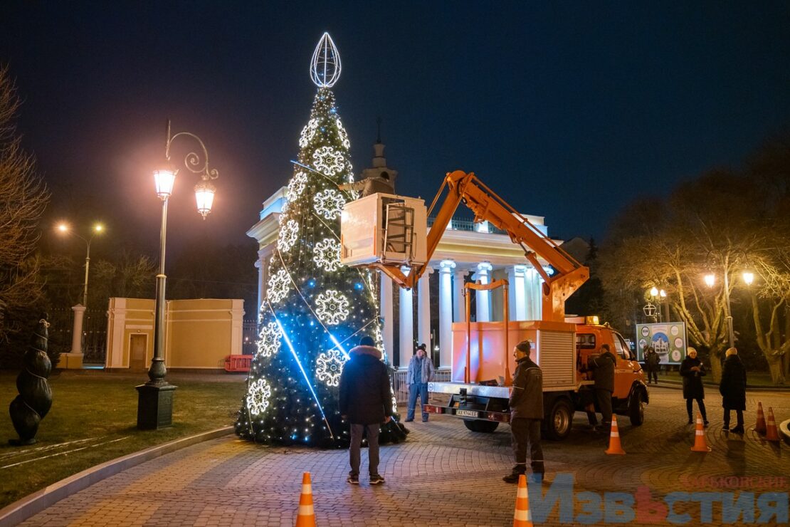 В парке Горького готовятся к новогодним праздникам (фоторепортаж)