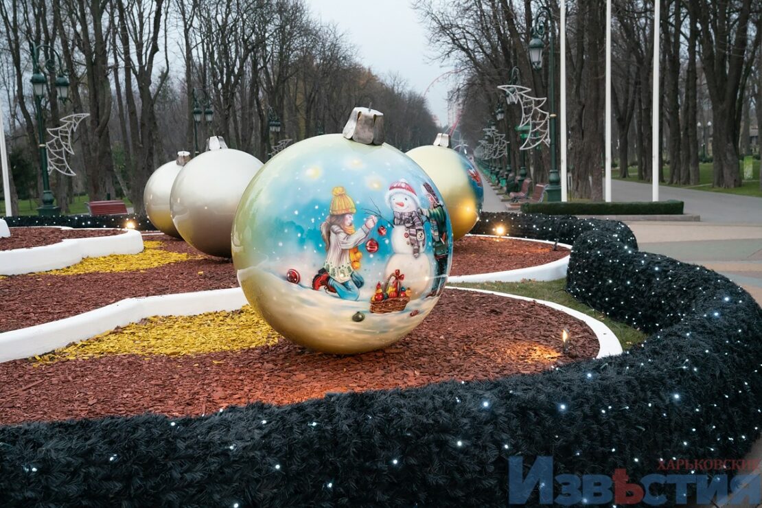 В парке Горького идет подготовка к Новому году-2022 (фоторепортаж)